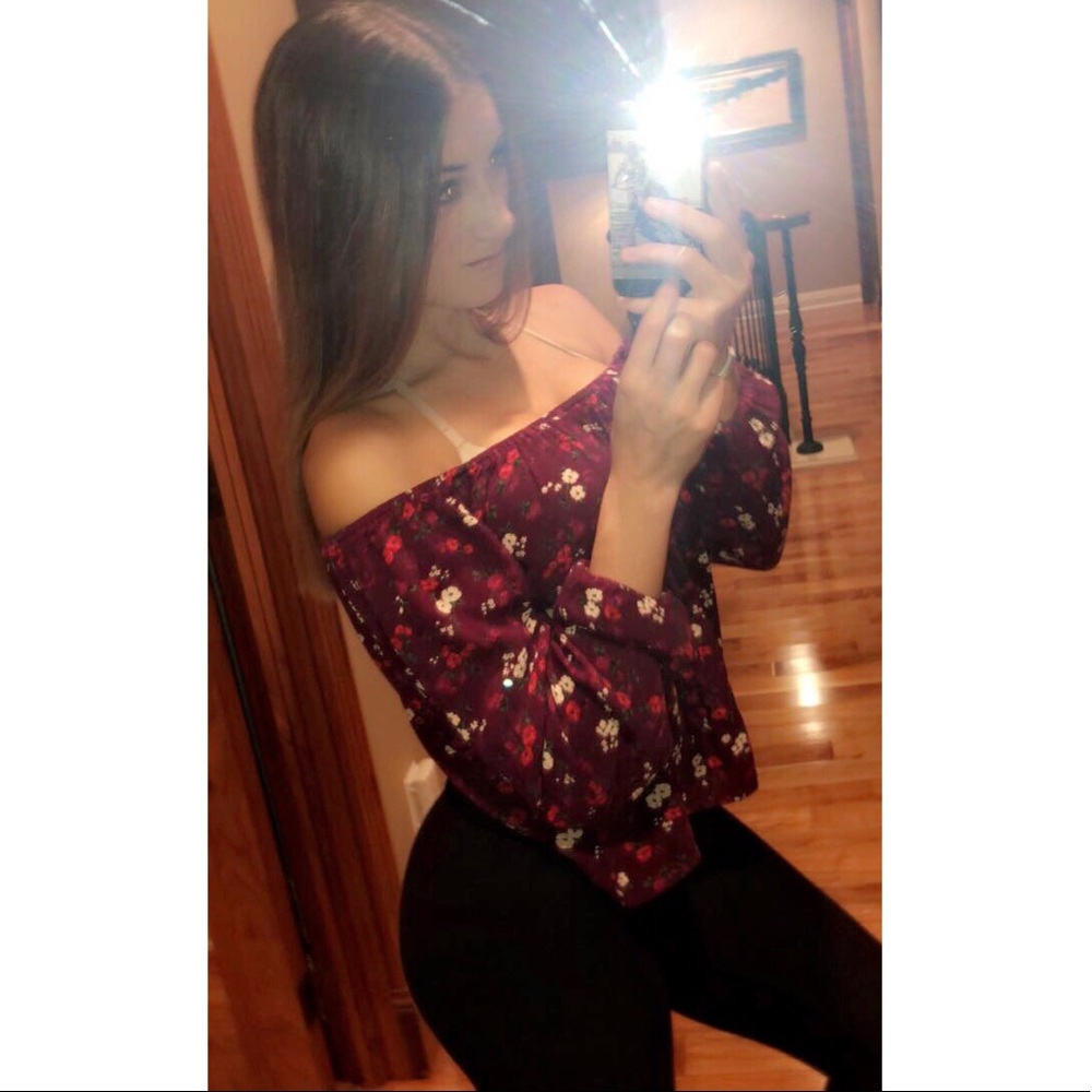 Cute off the shoulder Hollister top🤩